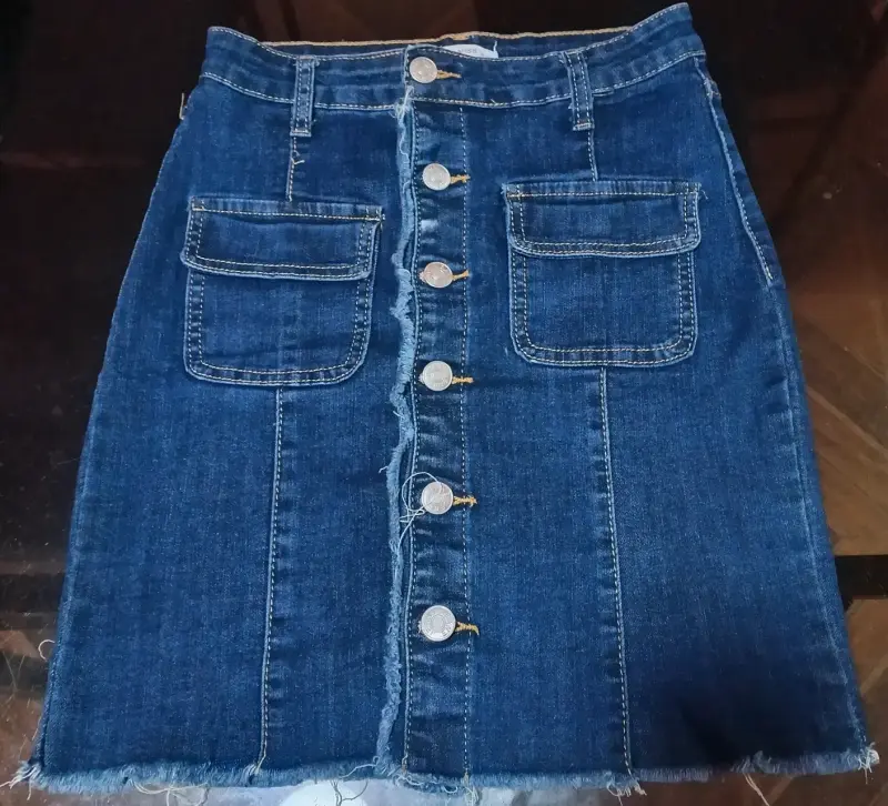 Falda de mezclilla azul con botones frontales - 2