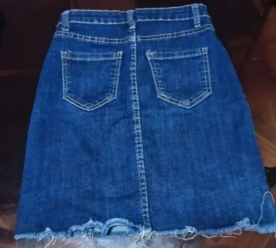 Falda de mezclilla azul con botones frontales - miniatura 3