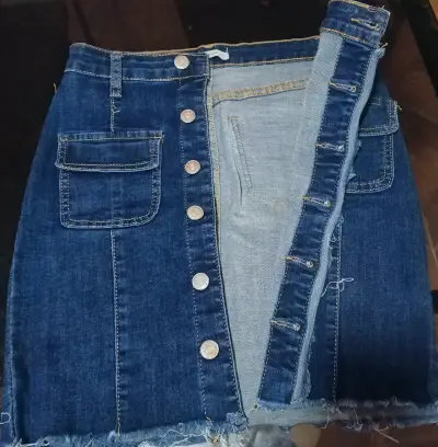 Falda de mezclilla azul con botones frontales - miniatura 4