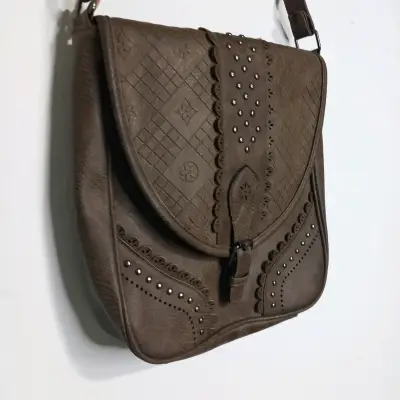 Cartera marrón con diseño decorativo - miniatura 1