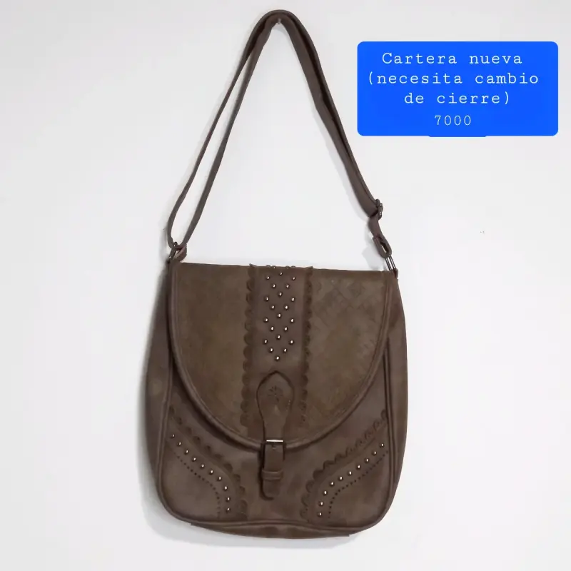 Cartera marrón con diseño decorativo - 2