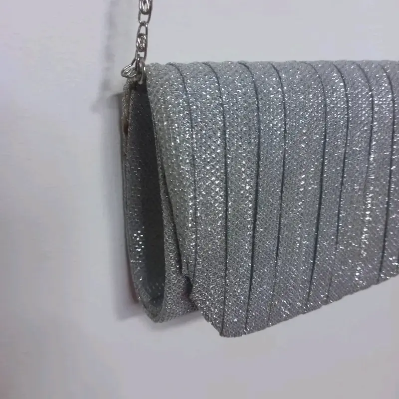 Cartera de mano plateada con cadena desmontable - 2