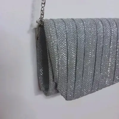 Cartera de mano plateada con cadena desmontable - miniatura 2