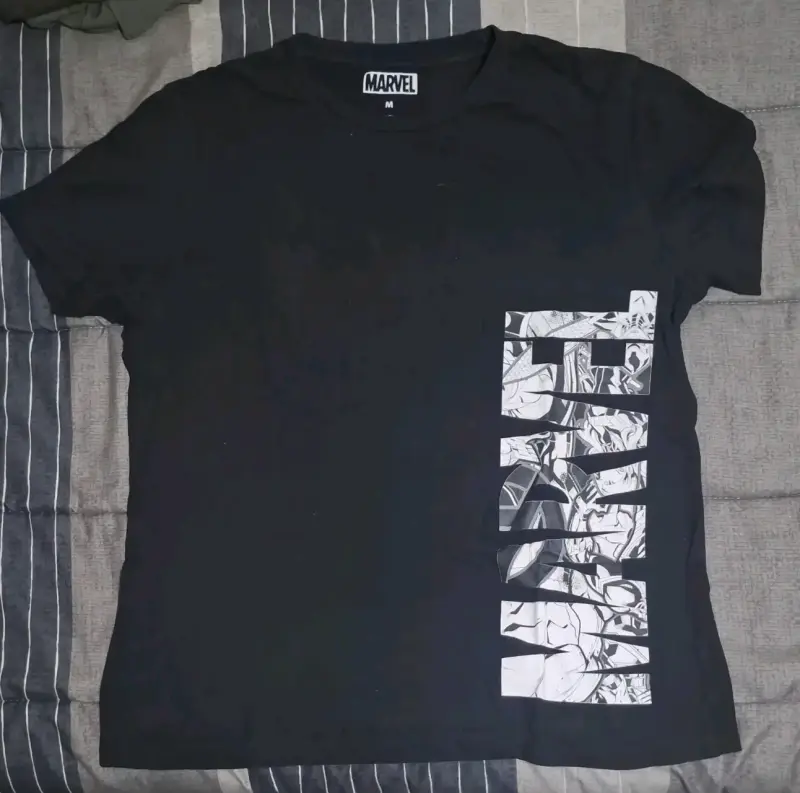 Polera negra Marvel con diseño gráfico - 1