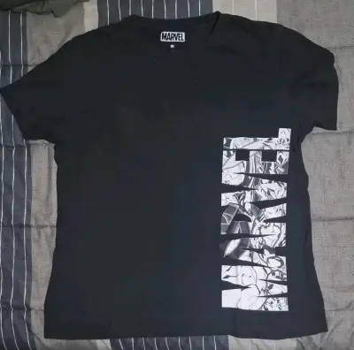 Polera negra Marvel con diseño gráfico - miniatura 1