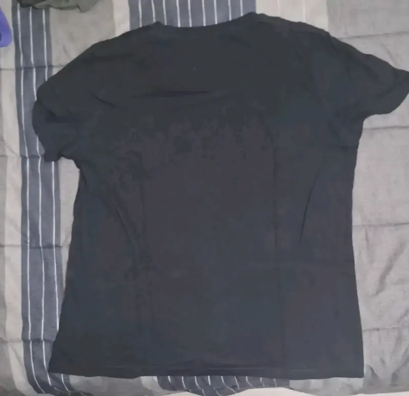 Polera negra Marvel con diseño gráfico - 2