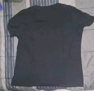 Polera negra Marvel con diseño gráfico - miniatura 2