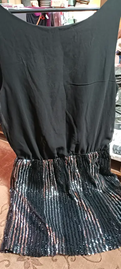 Vestido negro con lentejuelas elegante - miniatura 1