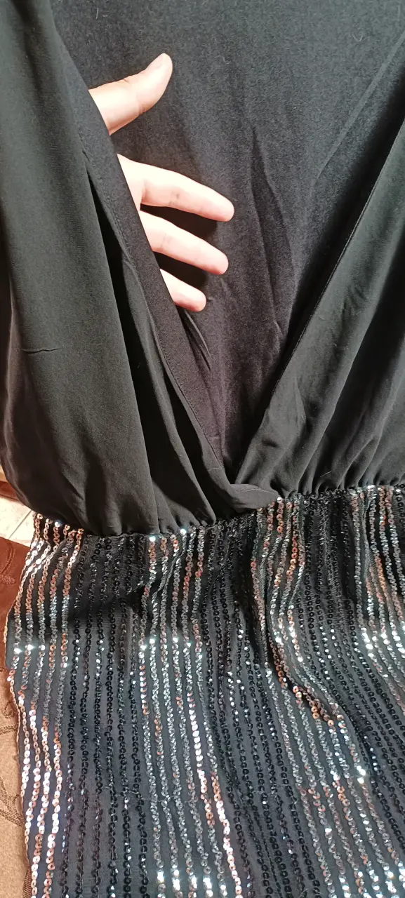 Vestido negro con lentejuelas elegante - 2