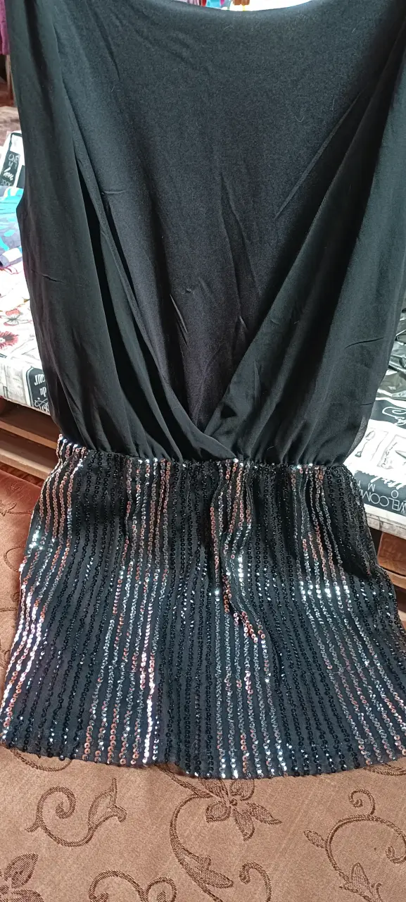 Vestido negro con lentejuelas elegante - 3