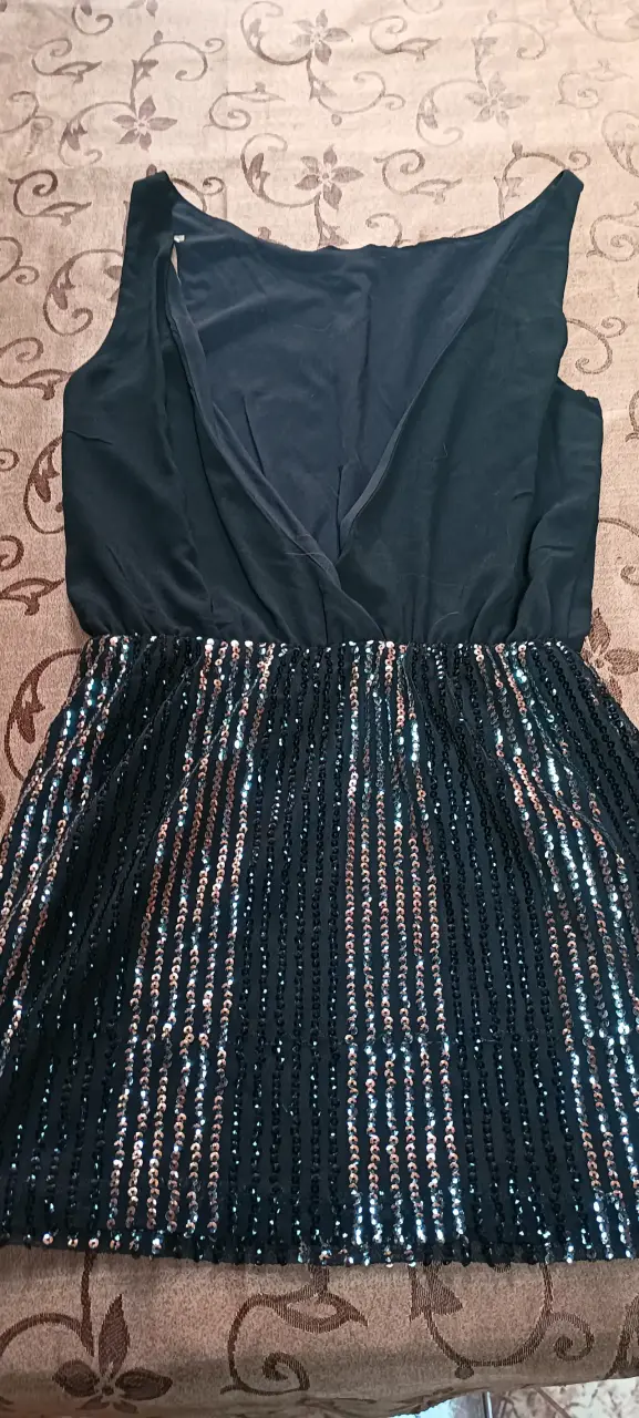 Vestido negro con lentejuelas elegante - 4