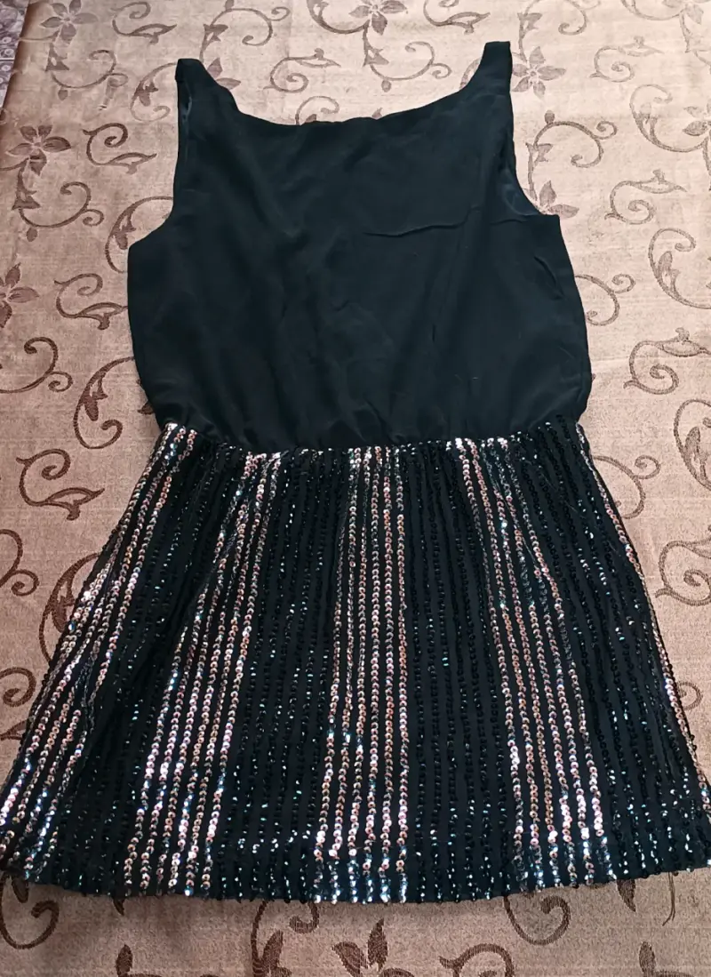 Vestido negro con lentejuelas elegante - 5