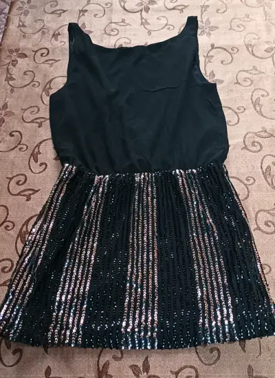 Vestido negro con lentejuelas elegante - miniatura 5