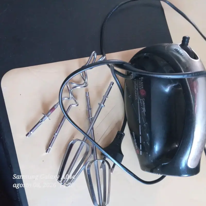 Batidora de mano Black & Decker con accesorios - 1