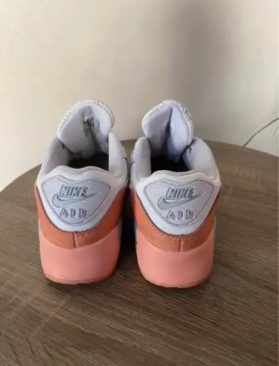 Zapatillas deportivas Nike blancas y naranjas 33,5 - miniatura 3