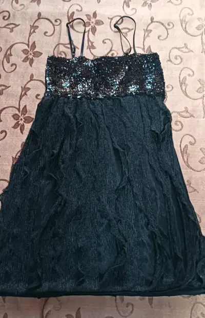 Vestido negro con lentejuelas y tirantes - miniatura 1