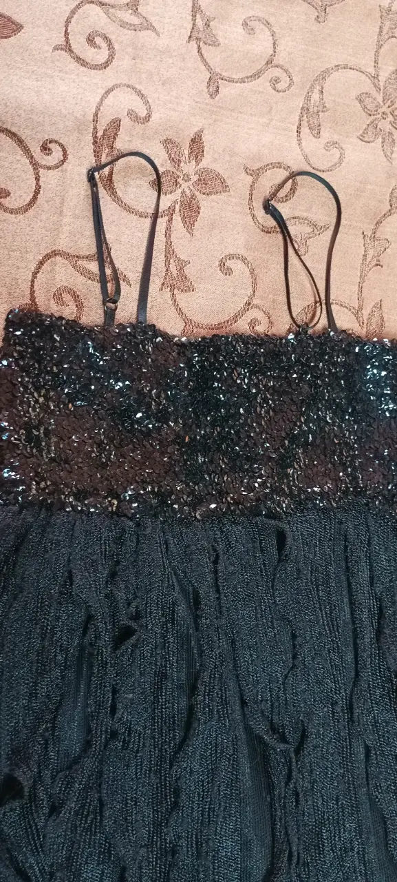 Vestido negro con lentejuelas y tirantes - 2