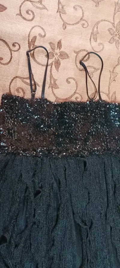 Vestido negro con lentejuelas y tirantes - miniatura 2
