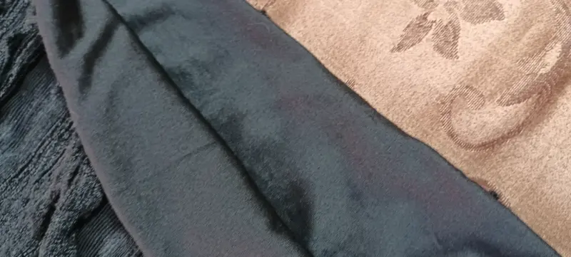Vestido negro con lentejuelas y tirantes - 4
