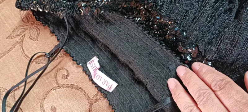 Vestido negro con lentejuelas y tirantes - 5