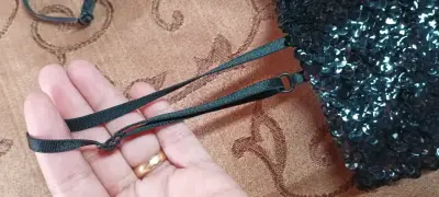 Vestido negro con lentejuelas y tirantes - miniatura 6