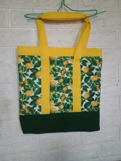 Bolso tote con diseño de limones y flores - miniatura 1