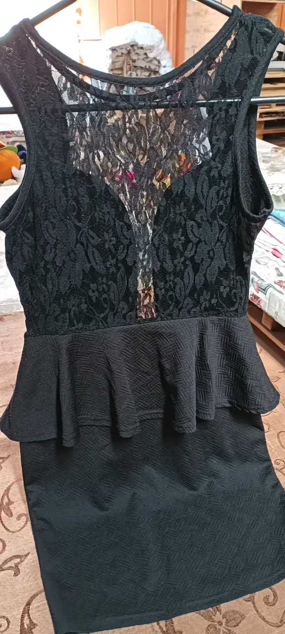Vestido negro con encaje y peplum elegante - 1