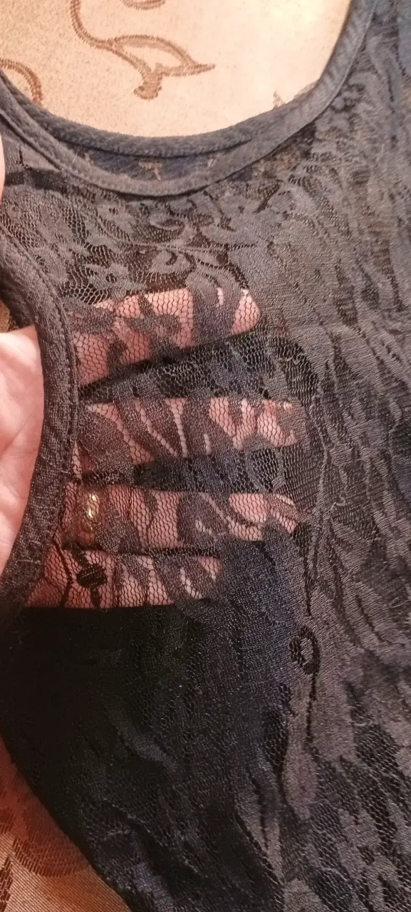 Vestido negro con encaje y peplum elegante - 2