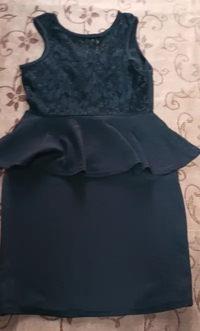 Vestido negro con encaje y peplum elegante - miniatura 3