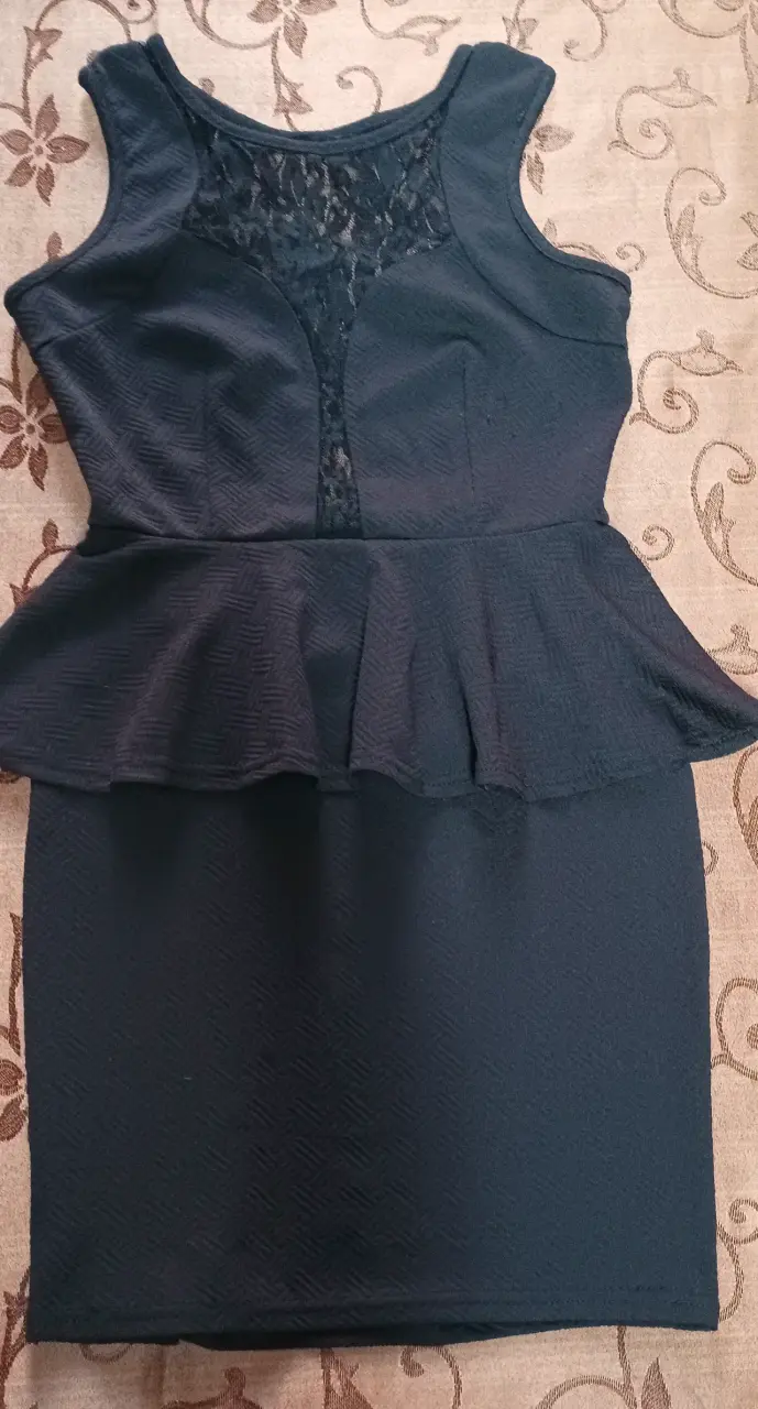 Vestido negro con encaje y peplum elegante - 4