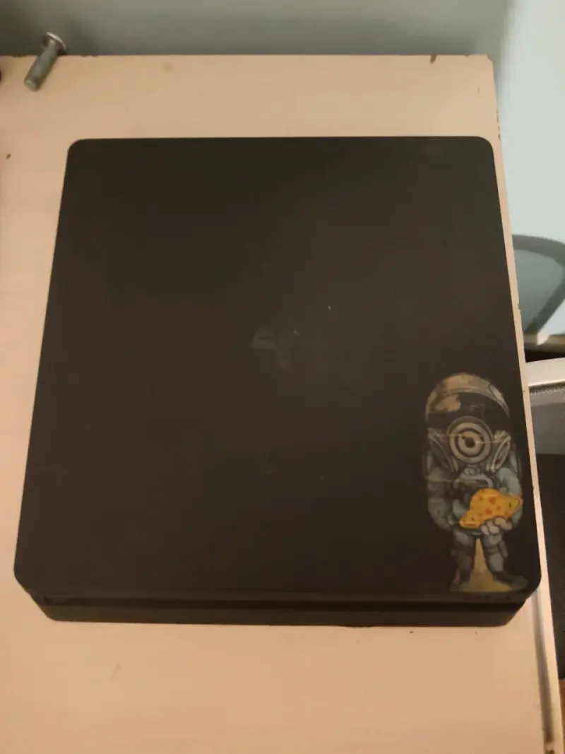 Consola PS4 Slim con dos controles y juego - 1