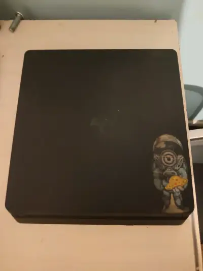 Consola PS4 Slim con dos controles y juego - miniatura 1