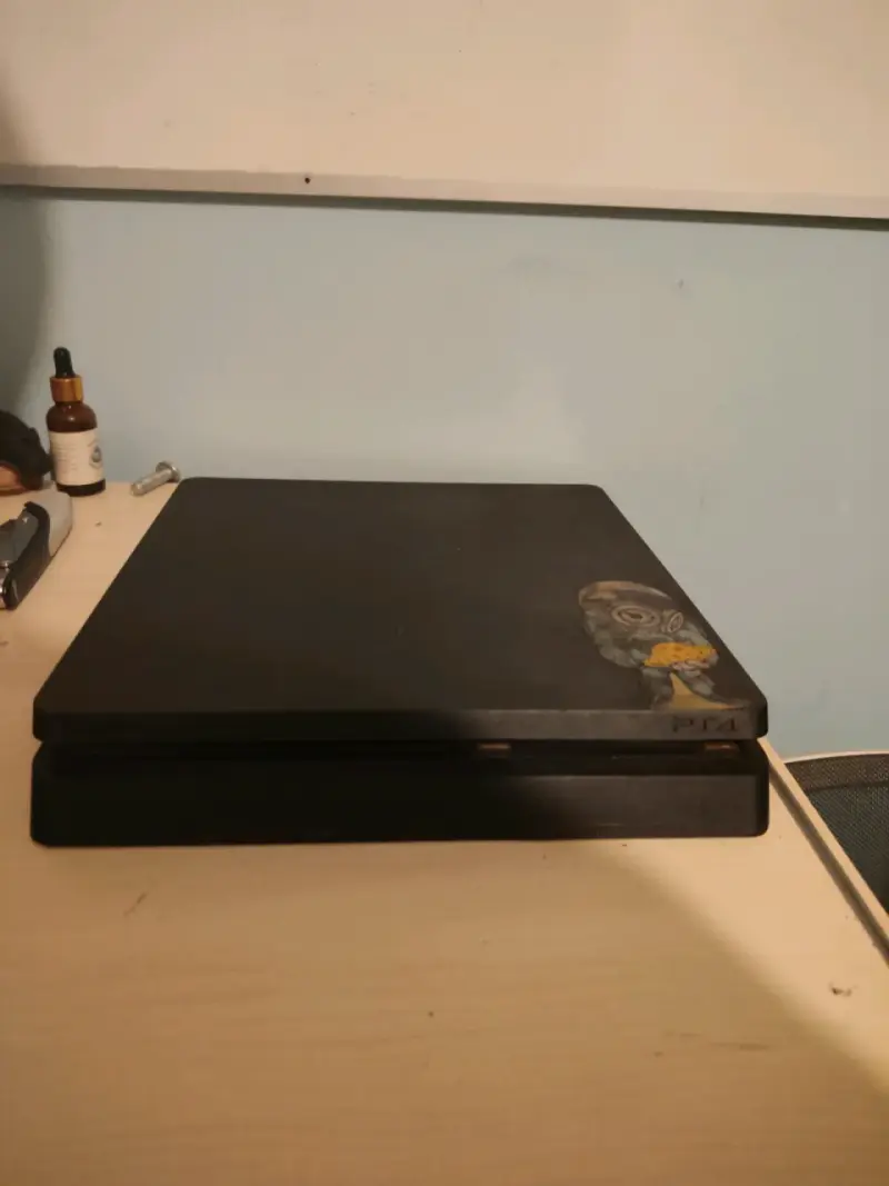Consola PS4 Slim con dos controles y juego - 2