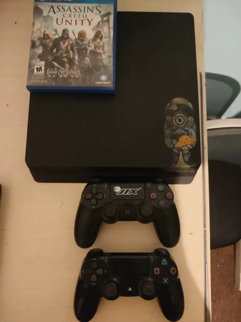 Consola PS4 Slim con dos controles y juego - 3