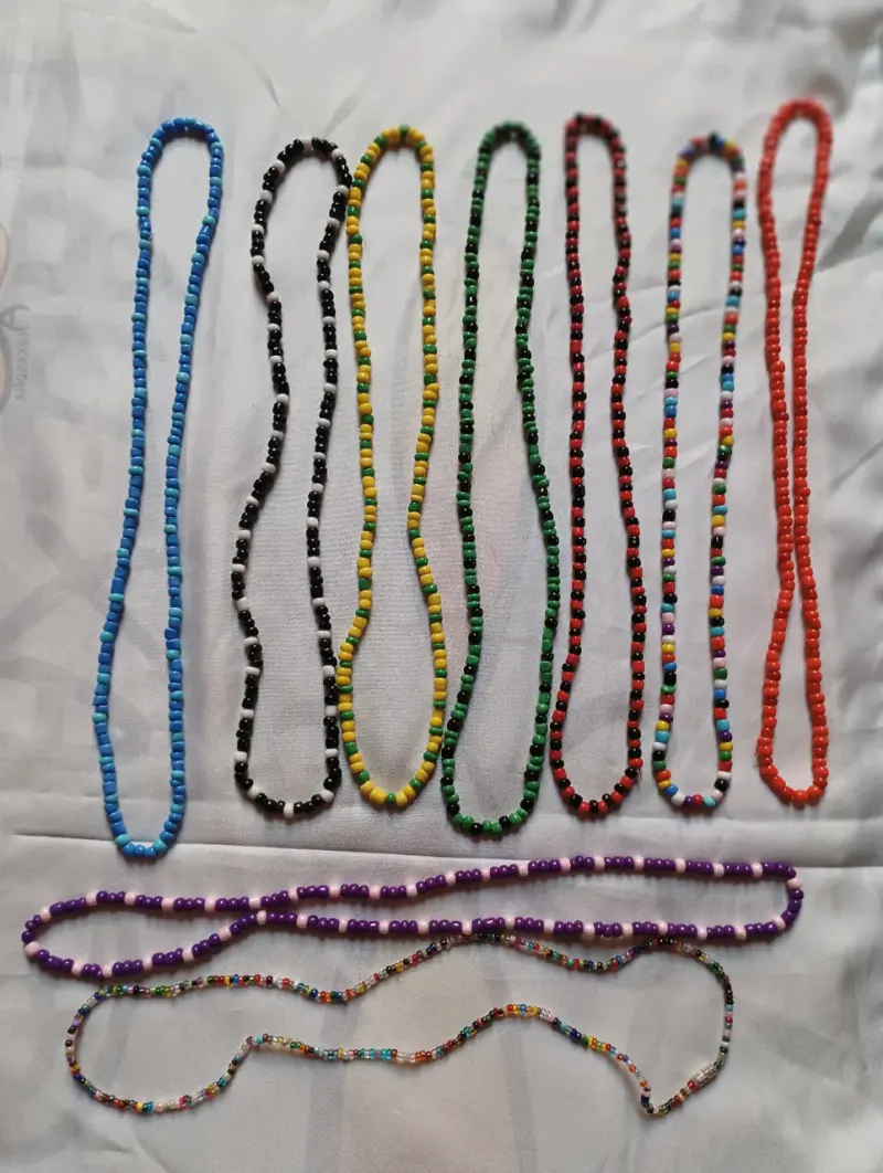 Collares y pulseras de cuentas de colores - 1