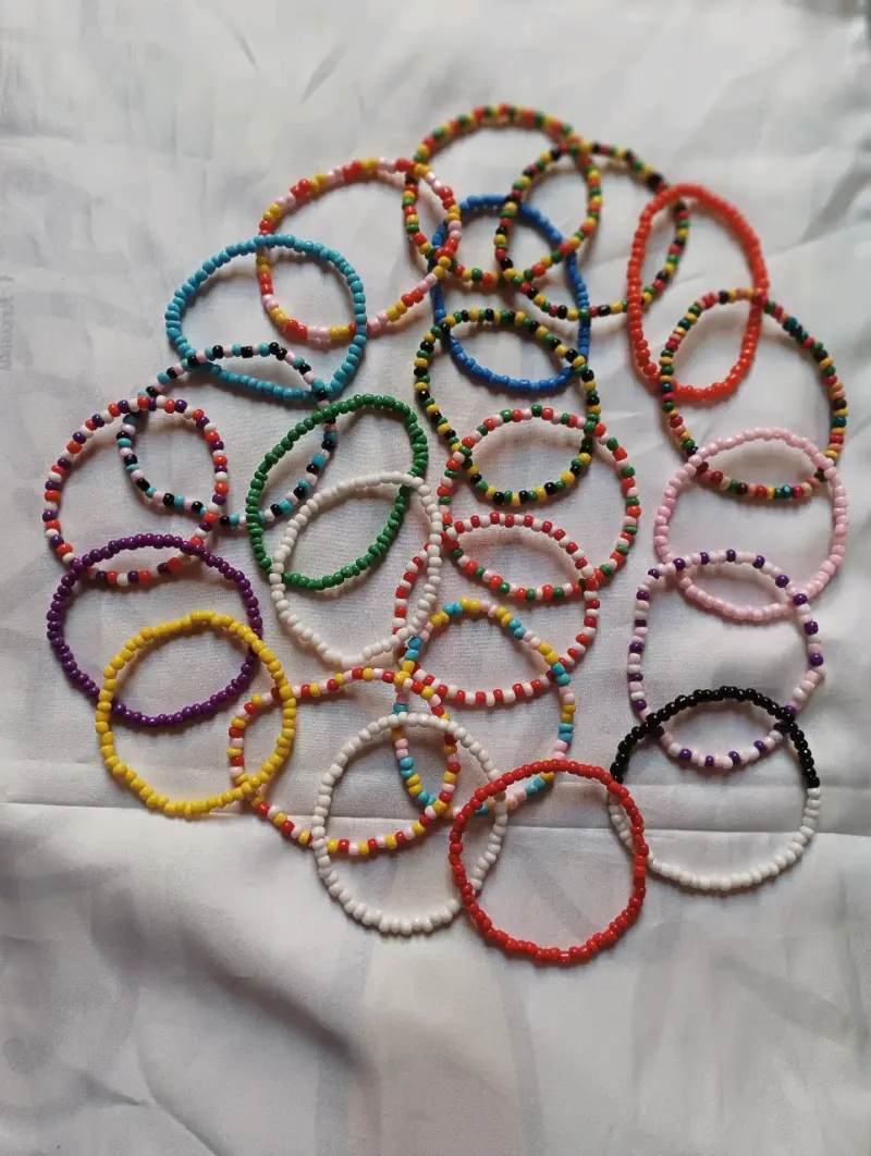 Collares y pulseras de cuentas de colores - 3