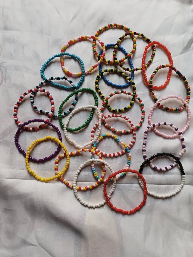 Collares y pulseras de cuentas de colores - 4