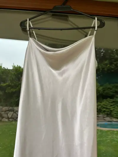 Vestido de satén elegante - miniatura 3
