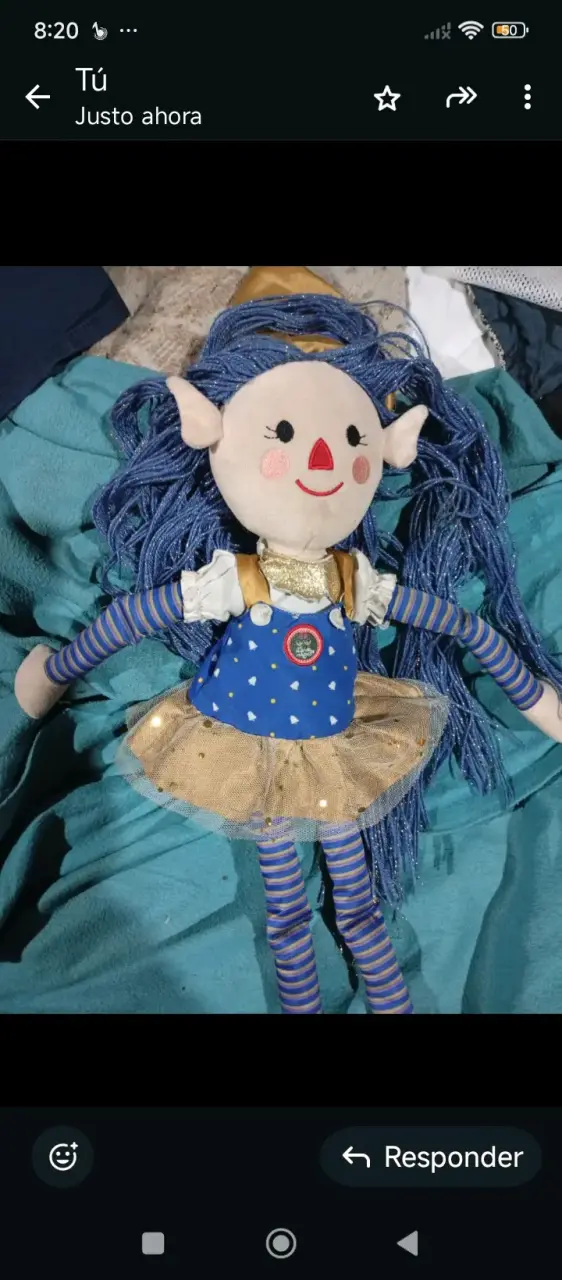 Muñeca de trapo con vestido azul y dorado