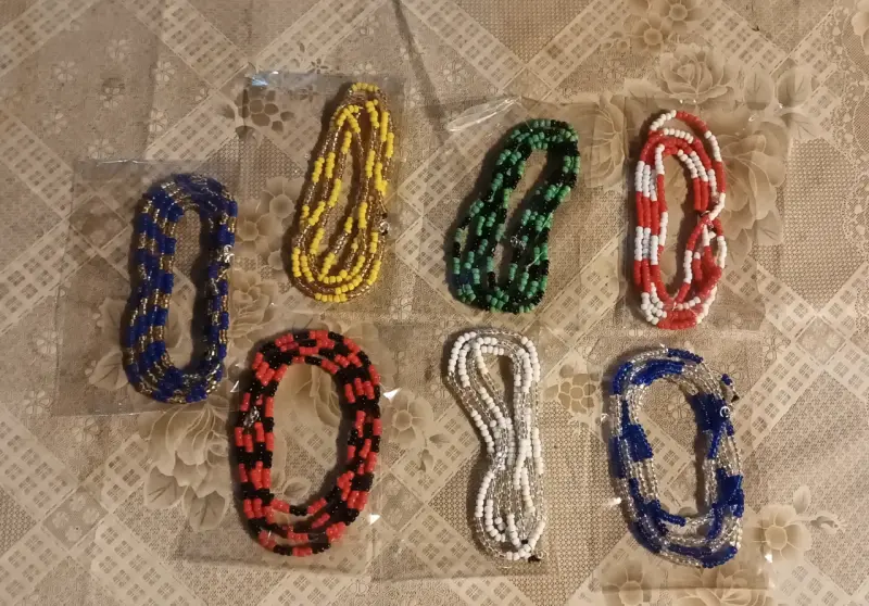 Collares de cuentas de colores variados - 1