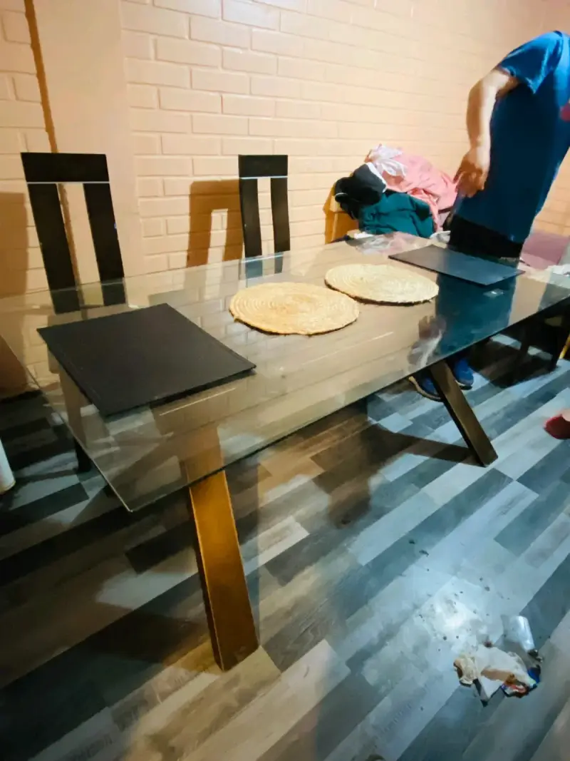 Mesa de comedor de vidrio con sillas modernas - 1