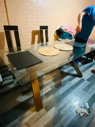 Mesa de comedor de vidrio con sillas modernas - miniatura 1
