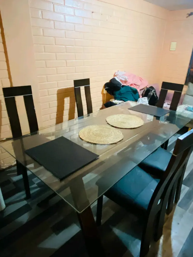 Mesa de comedor de vidrio con sillas modernas - 2