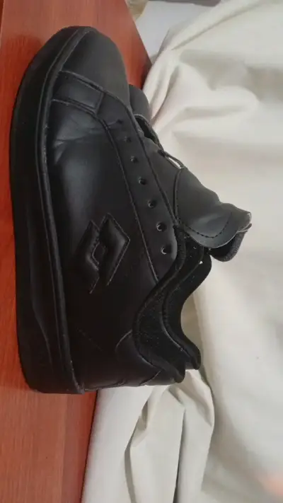 Zapatillas negras Lotto para hombre - miniatura 1
