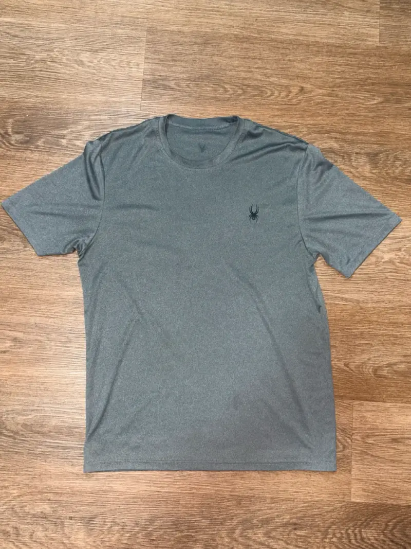 Polera deportiva gris