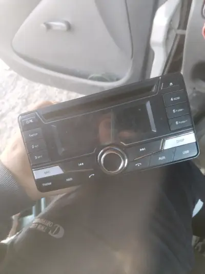 Radio para auto con USB y AUX y Bluetooth - miniatura 1