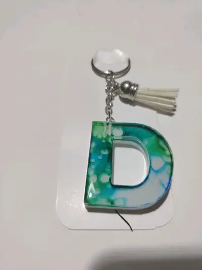 Llavero de resina con letra decorativa - miniatura 2