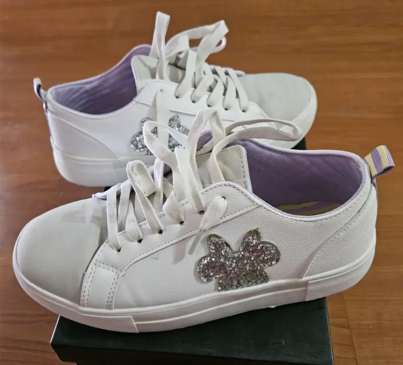 Zapatillas blancas Disney con diseño brillante - 2