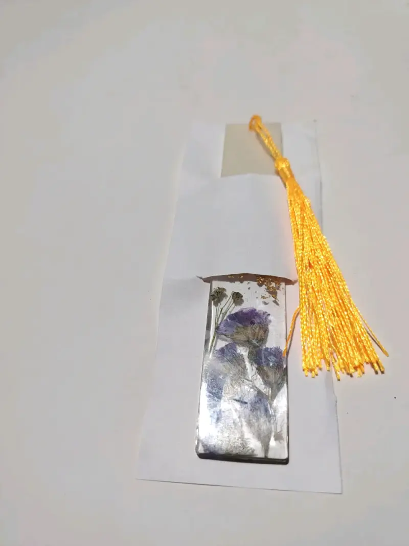 Separador de Libros con Flores Secas y Borla