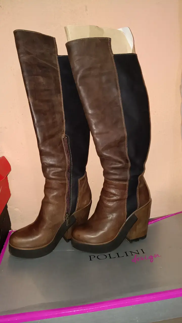 Botas de cuero marrón Pollini con tacón alto